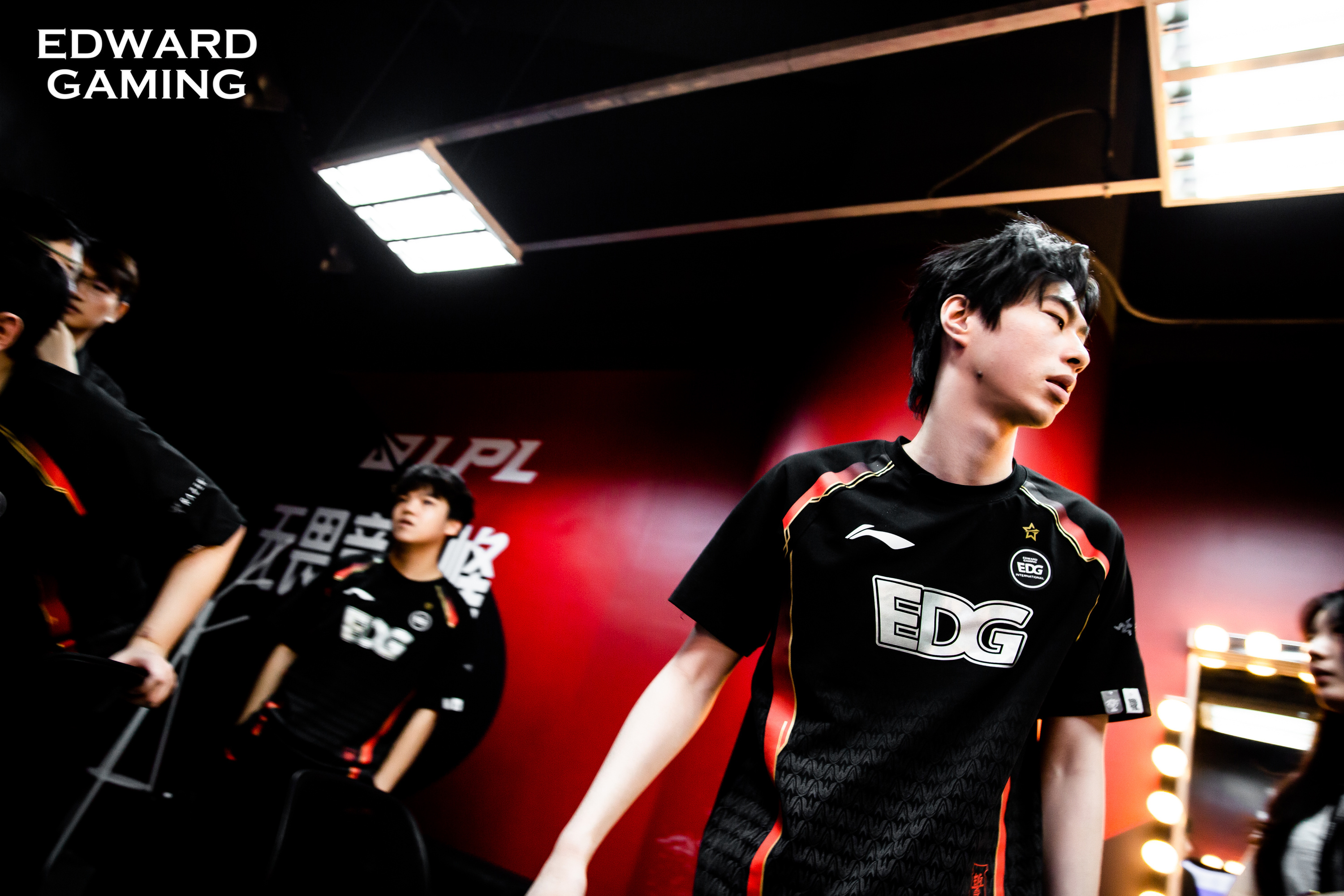 开云APP-MAD绝杀NS，Uzi开启传奇时刻激烈交锋小组赛，引爆全场热议