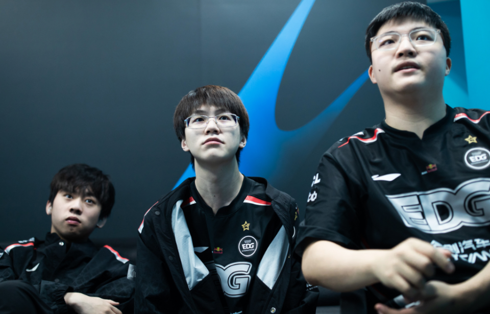 MAD绝杀NS，Uzi开启传奇时刻激烈交锋小组赛，引爆全场热议